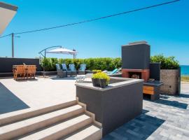 MY DALMATIA - Beach house Festini with private jacuzzi & sea view，位于Košljun的酒店