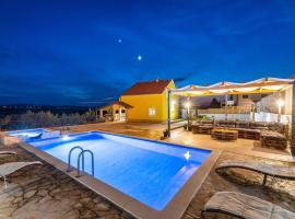 MY DALMATIA - Holiday home Agro Casa with private heated pool，位于斯克拉丁的酒店