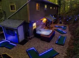 Cozy Mountain Cabin, Sleeps 8, Mini Golf, Hot Tub, Coffee Bar!