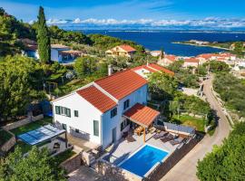 MY DALMATIA - Sea view villa Nana with private swimming pool，位于卢卡兰的酒店