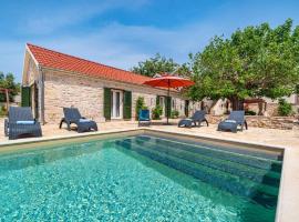 MY DALMATIA - Authentic villa Zvonko with private swimming pool，位于Podlug的酒店