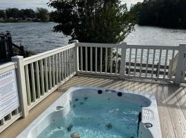 Tattershall Lakes Mini Breaks - Fishing Lake Two，位于林肯的酒店