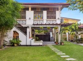 Cozy Las Pinas Haven with Big Garden, Pet Friendly - Near Super Market and the Airport