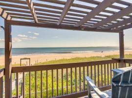 Beach and Ocean View Old Orchard Beach Condo，位于旧奥查德比奇的酒店