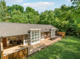 Rubins&oslash;en Skovhuse，位于海斯勒的带热水浴缸的酒店