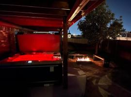 HotTub-King Bed -Fire pit-BBQ-Pristine Kitchen，位于奥德萨的酒店
