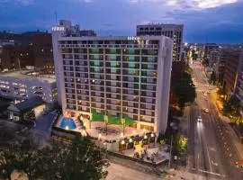 Hilton Birmingham Downtown at UAB，位于伯明翰伯明翰-沙特尔斯沃思国际机场 - BHM附近的酒店
