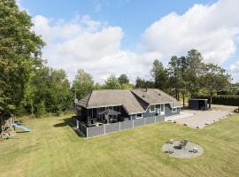 Lovely Home In Humble With Sauna，位于哈姆堡的带按摩浴缸的酒店