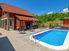 Cozy Home In Perusic With Jacuzzi，位于Perušić的酒店