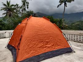 Roof top Tent M3 Homes，位于蒙纳的露营地