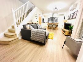 The Duplex with Air Conditioning & Private Deck Area，位于马盖特的酒店