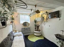 Exotic Basement Room in The Center of Herning，位于海宁的酒店