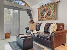 Quiet Garden Sanctuary home，位于Clifton的酒店