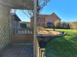 Brisley North Norfolk cosy cottage garden pub and walks，位于Beetley的酒店