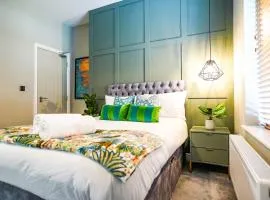 The Invicta Studios - Spacious Studios - City Centre Location - Contractor Friendly - Free WiFi - Smart TV - Desk Space - Well Designed - Communal Garden