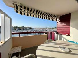 Appartement avec balcon vue sur le port & piscine，位于卡布勒通的酒店