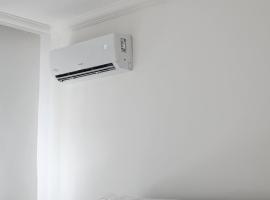 Aluga-se casa com area gourmet，位于伊塔博拉伊的酒店