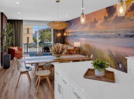 1 Block to Beach, Park 3 cars, Game Room and Balcony，位于希塞德高地的乡村别墅