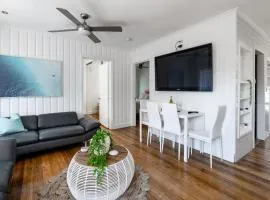 Orton Blue- Beachside getaway for 4, Pets welcome, Aircon, Park and walk to everything!