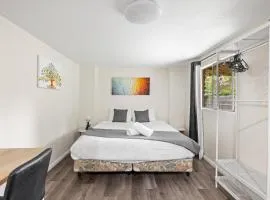 Spacious King Studio Room - Nearby Station & Shops - Located at Carramar