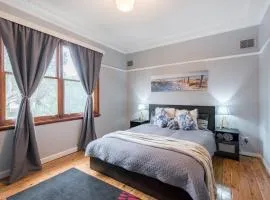 Boutique Double Room in Carramar - Close to Station & Shops - Shared Bathroom
