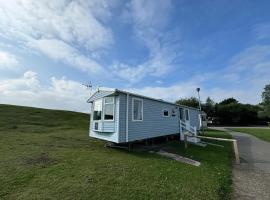 Family Beach Getaway, Pools, Mountains and more，位于普利斯坦丁的酒店