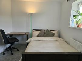 Heathrow, Hounslow, Beautiful Modern Home，位于Cranford的酒店
