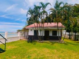 Beach-Front Mini-Chalet - Private Beach Access, KTV, Seaview Pool, BBQ and Beyond!，位于丹绒武雅的酒店