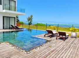 Stunning Beachfront Villa for a Perfect Getaway，位于Riambel的酒店