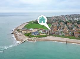 Spacious 4-Bed Seaside Retreat in Selsey，位于塞尔西的酒店