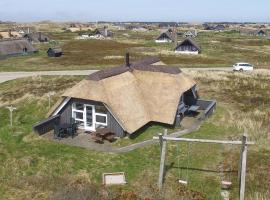 Stunning Home In Ringkøbing With Kitchen，位于Nørre Lyngvig的酒店