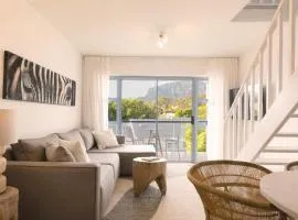 Four Peaks Duplex - 4 Sleeper with Mountain Views, Balcony and Pool in Hout Bay Beachfront
