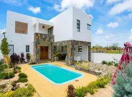 Spacious 4 Bed Villa with BBQ, Pool & Parking Grand Baie