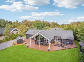 Five-Bedroom Holiday Home In Grenaa，位于格雷诺的酒店