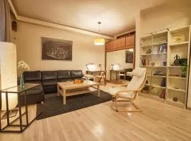 Central Luxury Cozy Modern Apartment