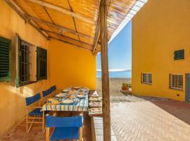 Casa Saracena Fronte Mare，位于瓦里格提的酒店