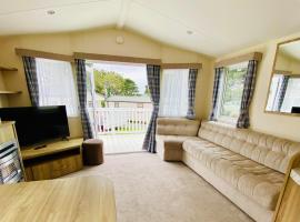 A lovely caravan that truly has it all, perfect for families, couples, or friends in Newquay，位于纽基的酒店