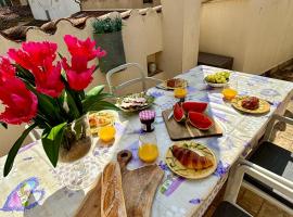 Maison Elsud LA GARDE-FREINET centre 3 Chambres Terrasse Parking，位于拉加尔代弗雷纳的酒店