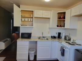 084A Cozy Retreat with Kitchen nr South Rim Sleeps 4，位于瓦莱的酒店