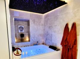 - LA SUITE DELOS - JACUZZI 2 PLACES - CENTRE VILLE A PIED - LIT QUEEN SIZE - PARKING PRIVÉE - WIFI - City Center within walking distance -，位于坎佩尔的酒店