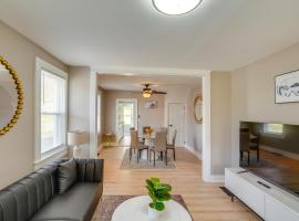 2 Mi to Windham Mountain Scenic Home with Fire Pit!，位于温德姆的酒店