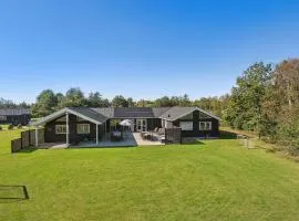 Nice Home In Ålbæk With Kitchen