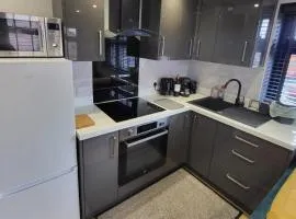 Town Centre Modern 1 Bed self-contained Apartment