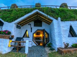 Hobbit Hotel El peñol Guatapé，位于La Pradera的酒店