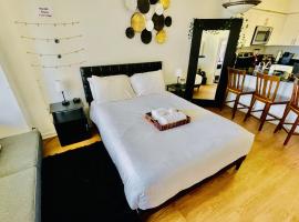 Executive Suite at Crystal City - 1BR, Metro, Gym, Pool, Sauna, 2 Queen Beds，位于阿林顿的酒店