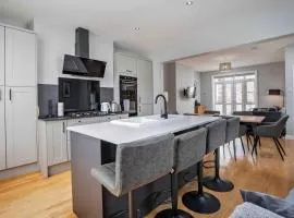 Stylish & Spacious 3 Bed Apartment With Parking