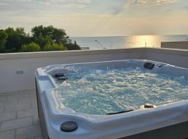 Costiero Elegant Suites B&B Gallipoli，位于加利波利的带热水浴缸的酒店