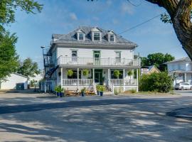 Chambre 306 de l'hôtel Victoria confortable et moderne，位于Saint-Pascal的酒店