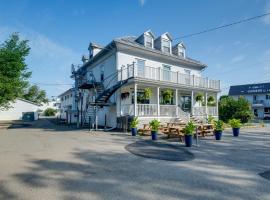 Chambre 303 de l'hôtel Victoria confortable et moderne，位于Saint-Pascal的酒店