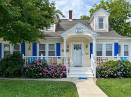 Cottage with Yard in Dtwn Chincoteague!，位于钦科蒂格的酒店